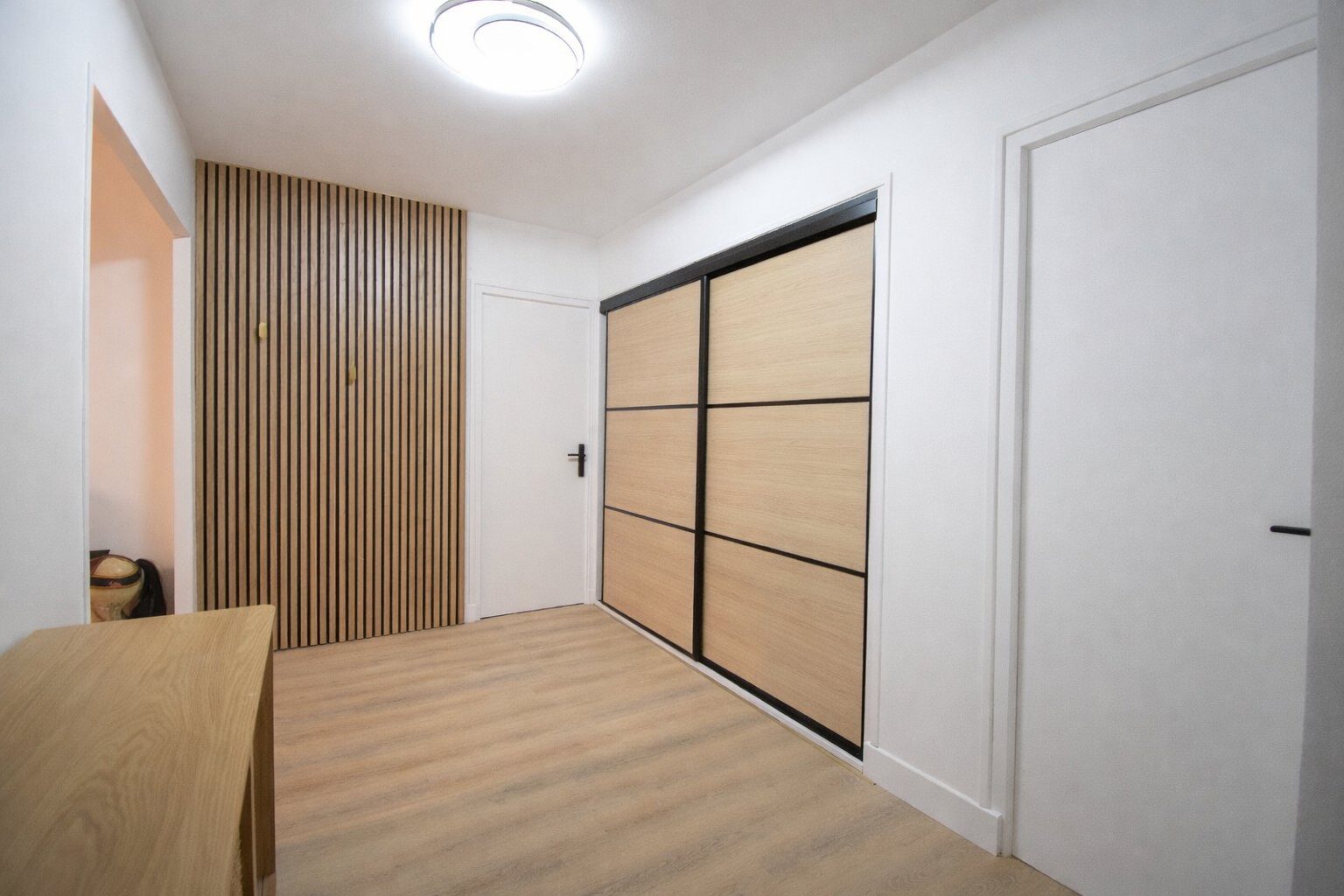 Chambre avec dressing et panneau lambris bois