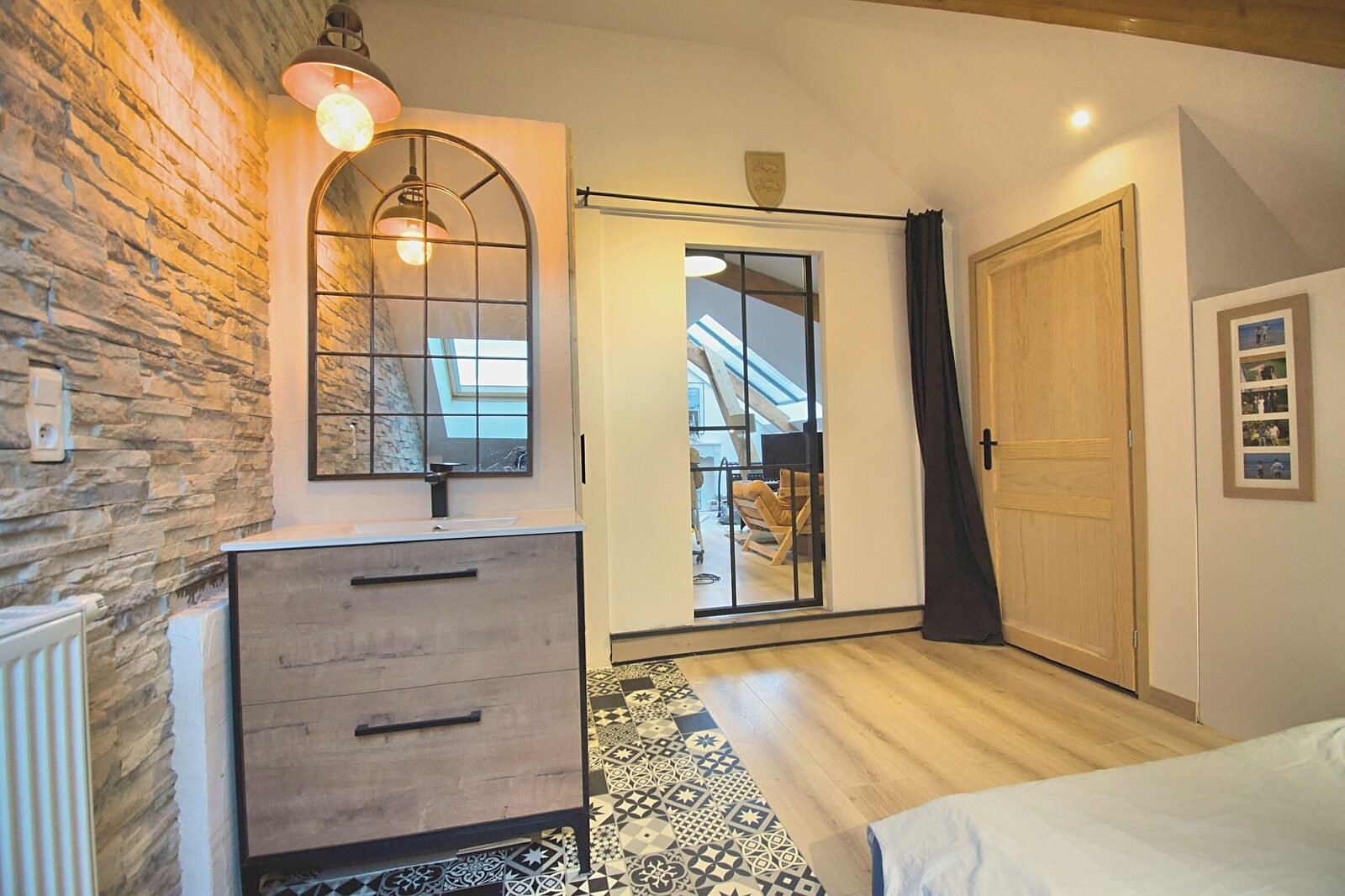 Chambre avec mur en pierre et miroir arche