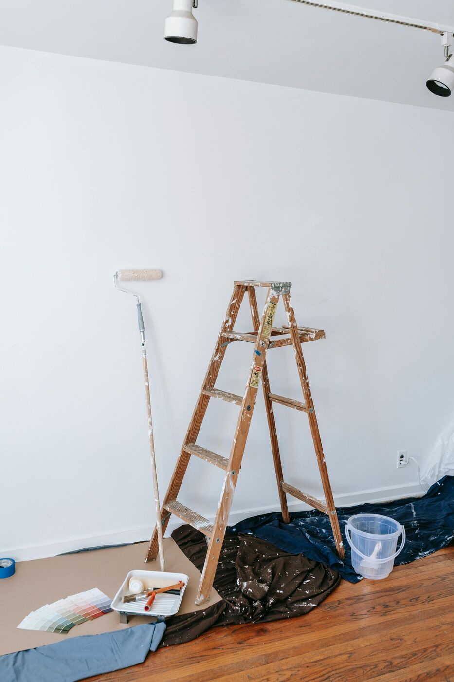 Chantier en cours, échelle et matériel de peinture