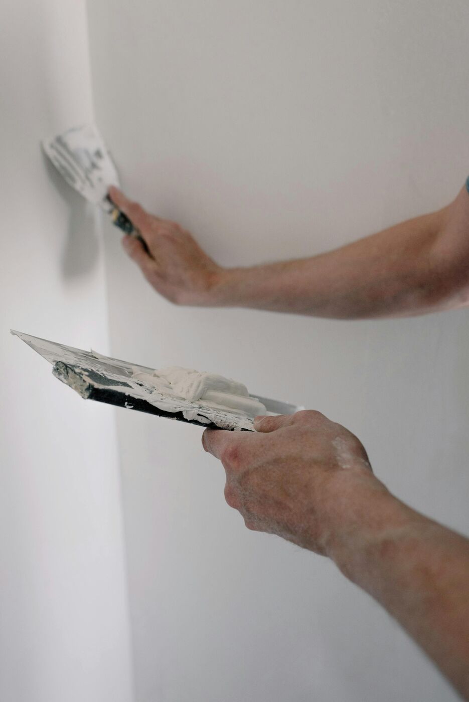 Application d'enduit sur un mur
