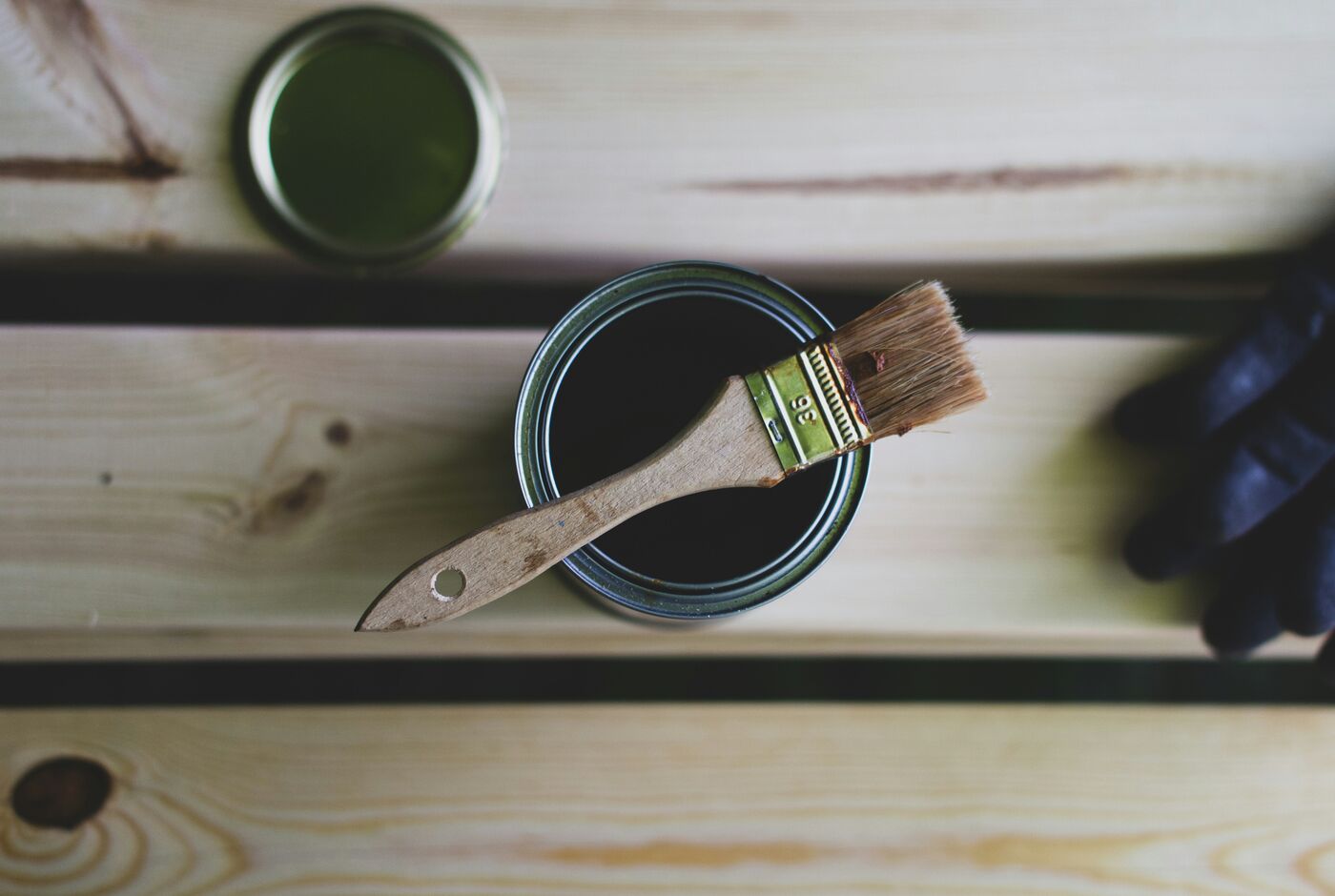 Pinceau et pot de peinture