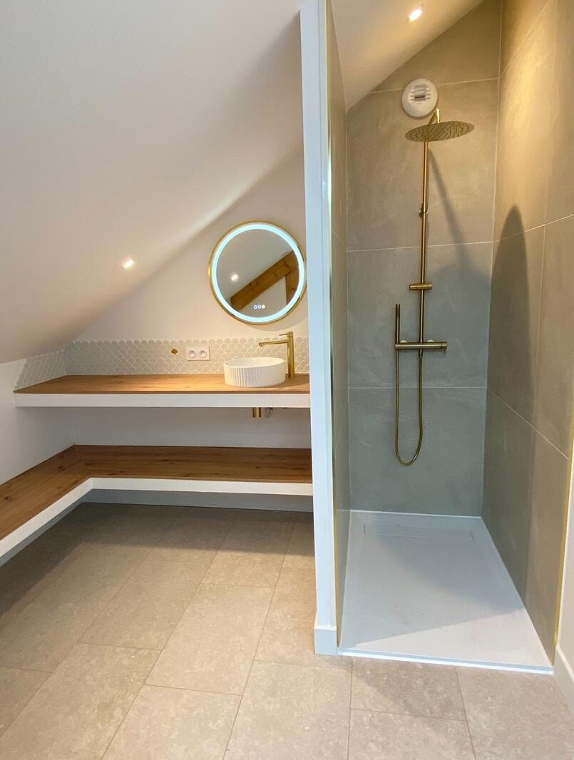 Salle de bain sous combles avec douche à l'italienne