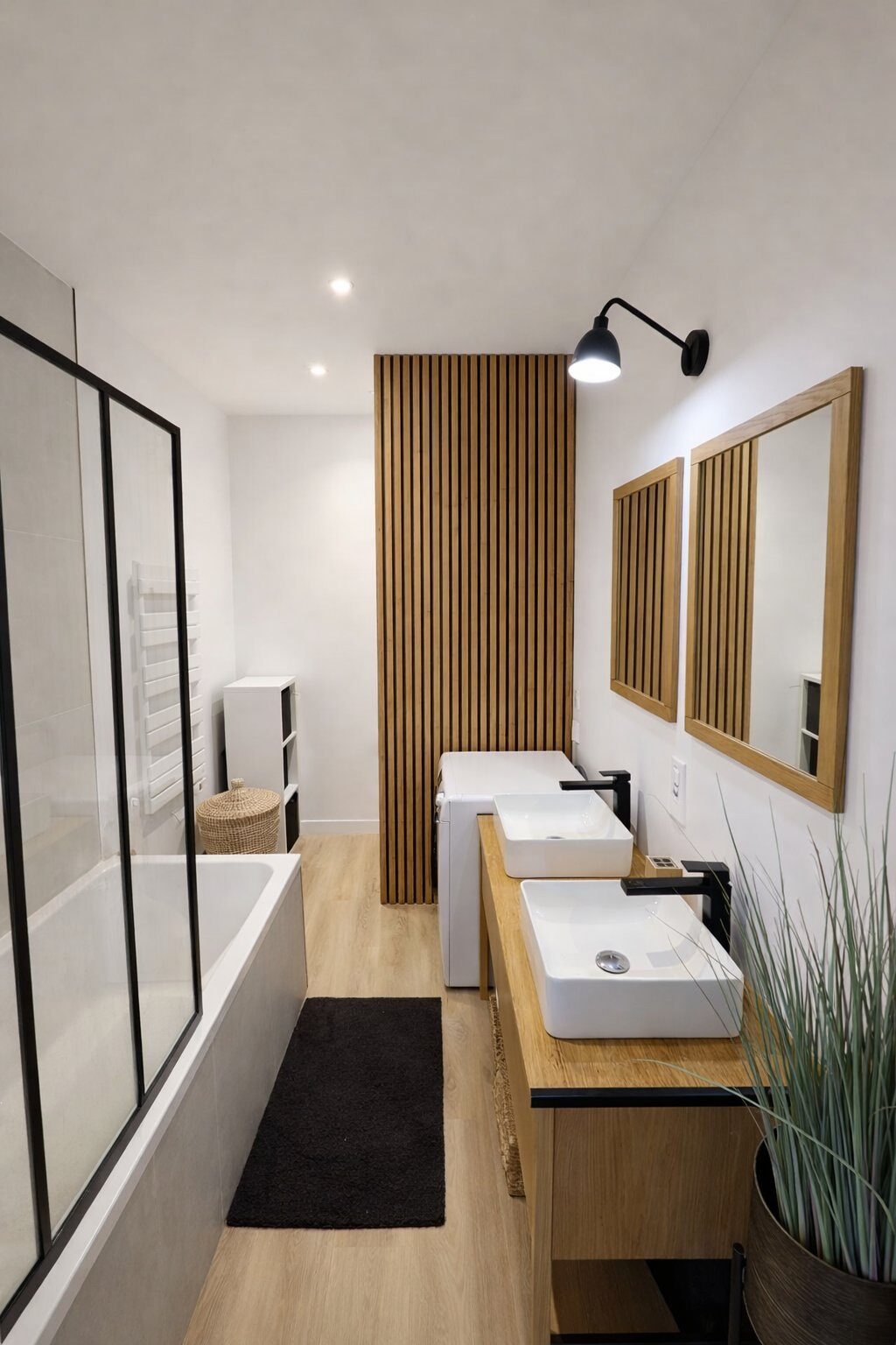 Salle de bain double vasque avec panneau lambris