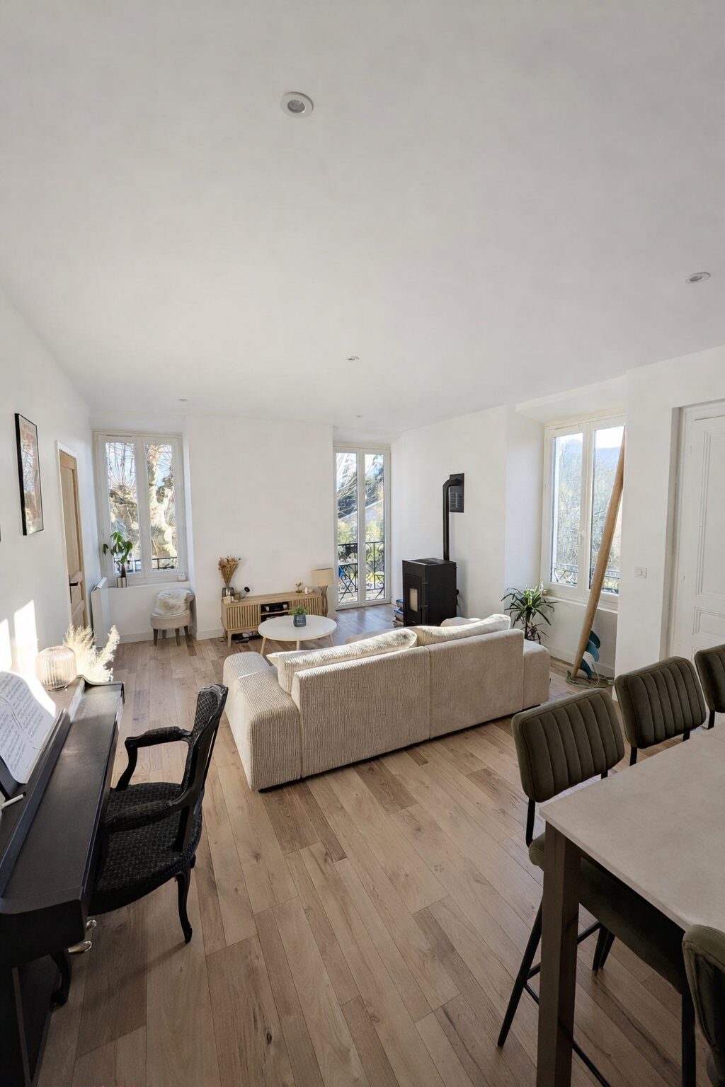 Séjour rénové avec parquet et poêle à bois